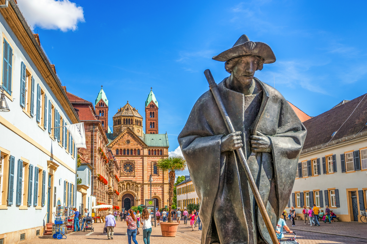 Statue de pèlerin et cathédrale de Spire - © Sina Ettmer - stock.adobe.com