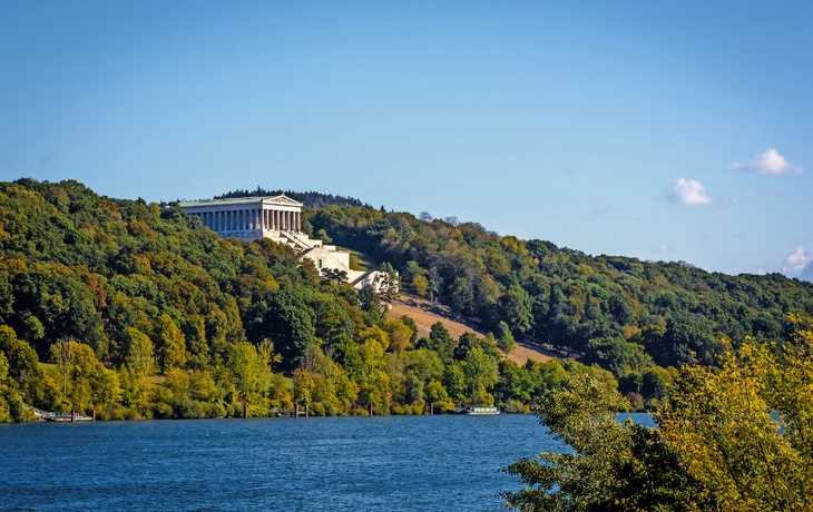 Blick auf die Walhalla und die Donau in Donaustauf bei Regensburg