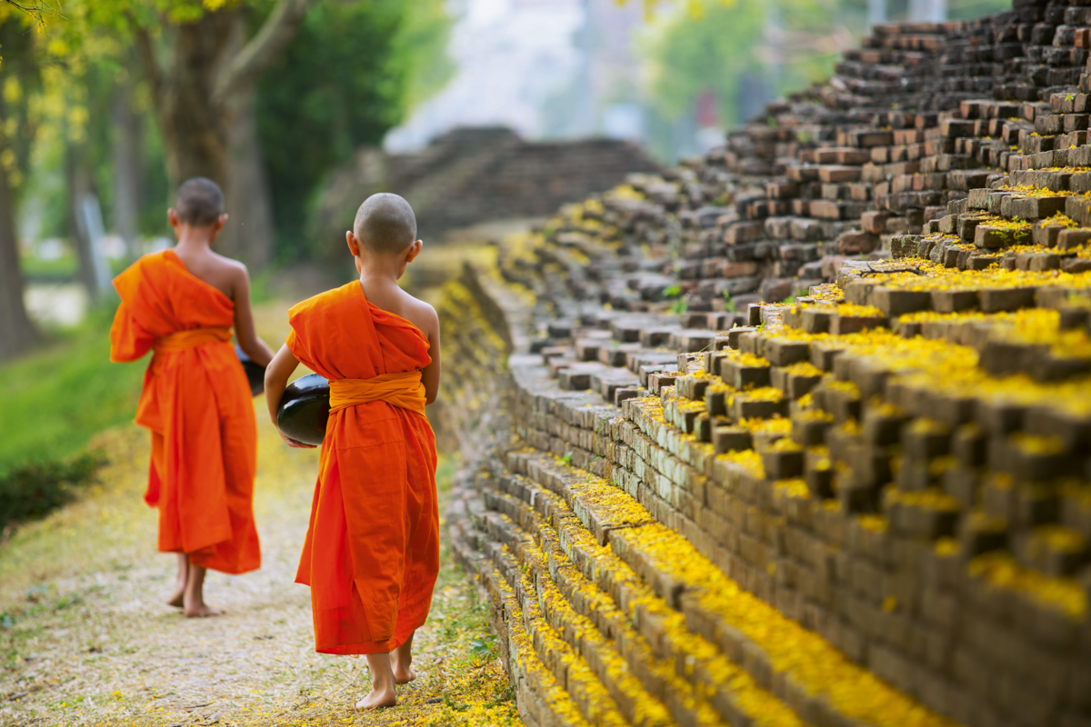 Moine bouddhiste marchant pour recevoir de la nourriture - © DN6 - Fotolia