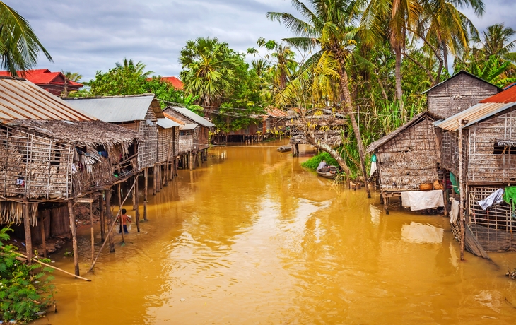 Maison typique au bord du lac Tonlé Sap, au Cambodge - © Lukasz Janyst - stock.adobe.com