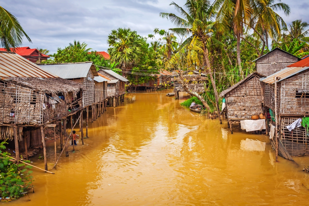 Maison typique au bord du lac Tonlé Sap, au Cambodge - © Lukasz Janyst - stock.adobe.com